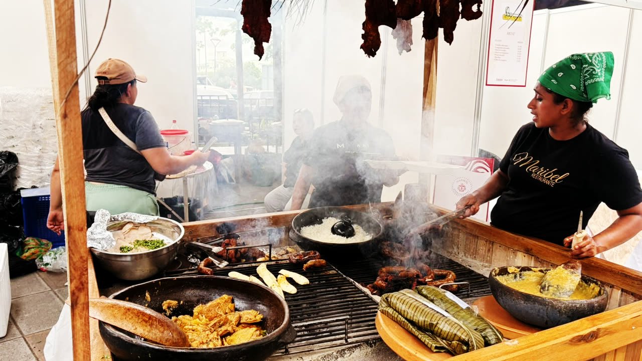 Manabí cooks during the fair in Portoviejo